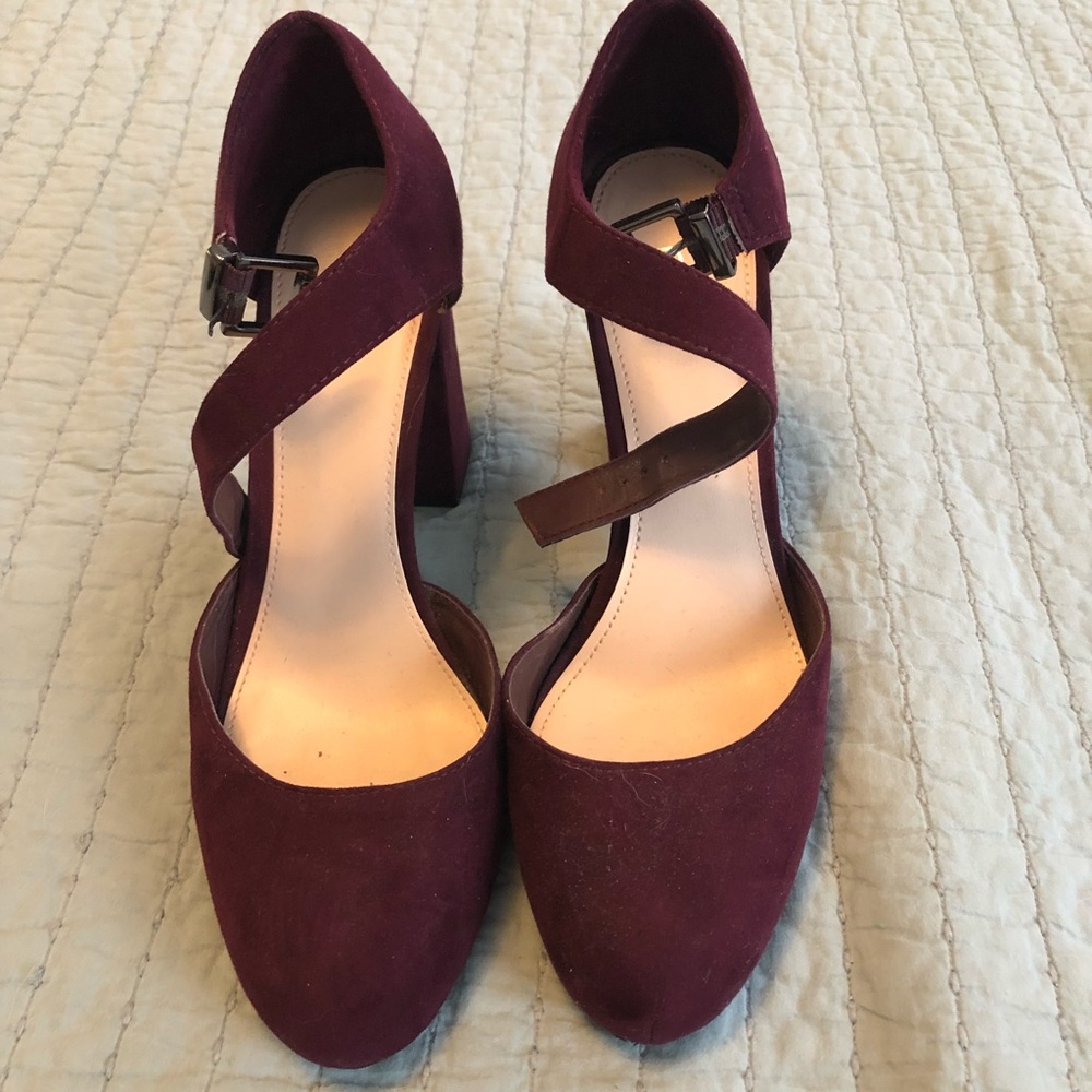 Like new burgundy closed-toe pumps